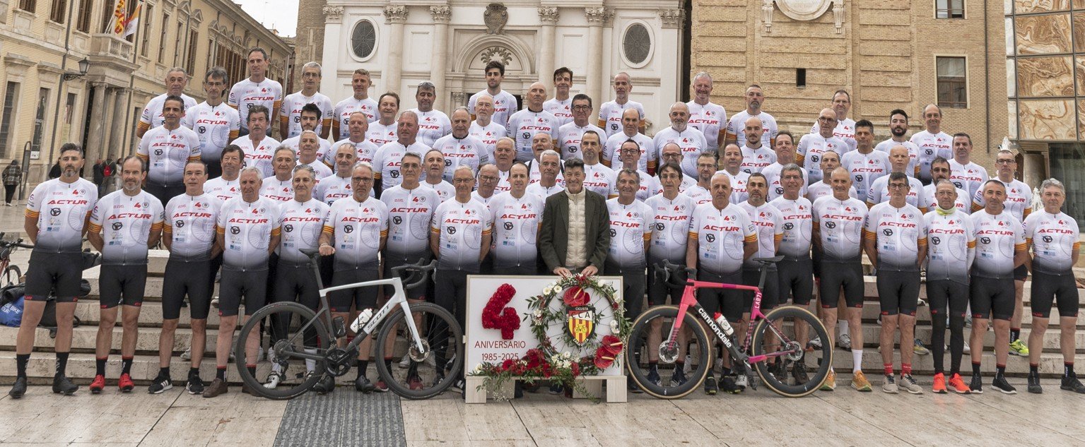 FOTO OFICIAL 40 ANIVERSARIO CON EDUARDO CHOZAS